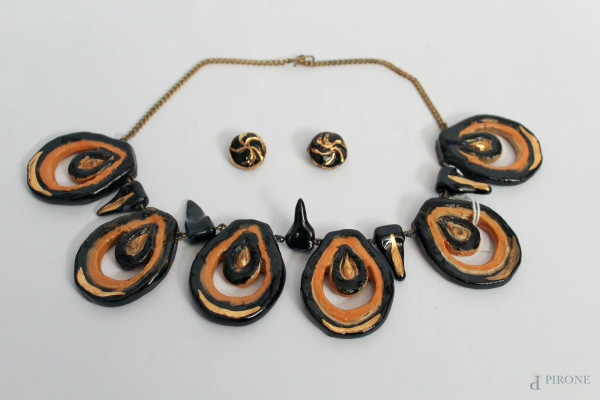 Lotto composto da una collana e due orecchini in ceramica.