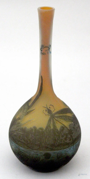 Vasetto in vetro sabbiato a decoro di paesaggio e libellula, firmato, altezza 26 cm.