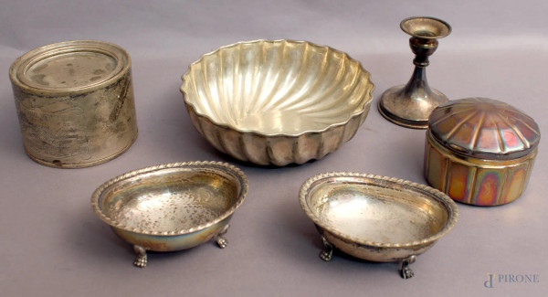 Lotto composto da sei oggetti diversi in argento, gr. 800.