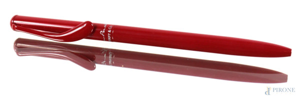 Penna a sfera Tiffany &amp; Co., laccatura rossa, lunghezza cm. 12,5, entro custodia originale.