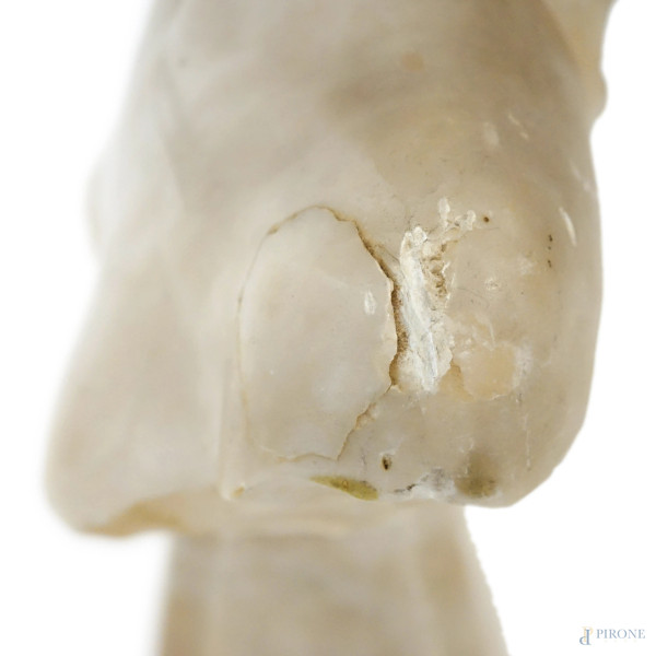 Scultura in marmo rappresentante un busto femminile, XIX-XX secolo, altezza cm 43 (rotture)