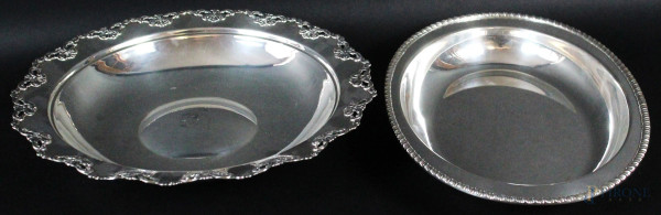 Lotto di due centrotavola in argento di linea tonda e ovale, altezza max 5,5, gr.790