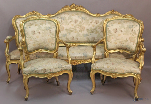 Salotto composto da divano e due poltroncine in legno intagliato e dorato, rivestito in stoffa damascata, periodo Luigi XV, lunghezza 195 cm.