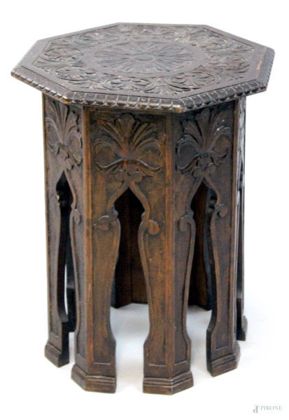 Tavolino da centro ottagonale in noce, piano e gambe scolpiti a motivi floreali, XX secolo, cm 59,5x46x46, (difetti)