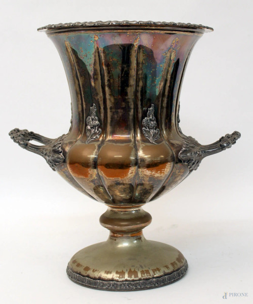 Vaso biansato in metallo argentato, H 33 cm, XIX sec.