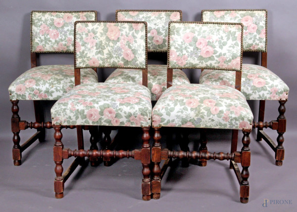Lotto composto da cinque sedie in legno dolce rivestite in stoffa fiorata, primi &#39;900.