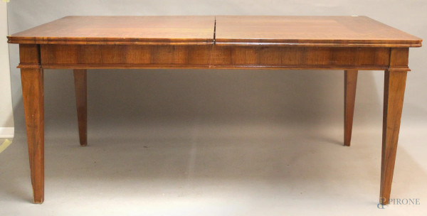 Tavolo apribile di linea rettangolare apribile a vari legni, piano intarsiato a motivo geometrico, cm 79x179x108, completo di due prolunghe da 38 cm, XIX sec.