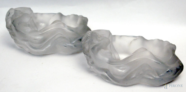 Coppia di posaceneri in vetro a forma di nudi di donne, lunghezza 19x14 cm.