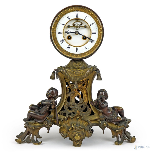 Orologio a pendolo da tavolo in bronzo dorato, XIX secolo, decorato con figure di putti musicanti, quadrante smaltato a numeri romani, cm h 39x34,5x16, (meccanismo da revisionare)