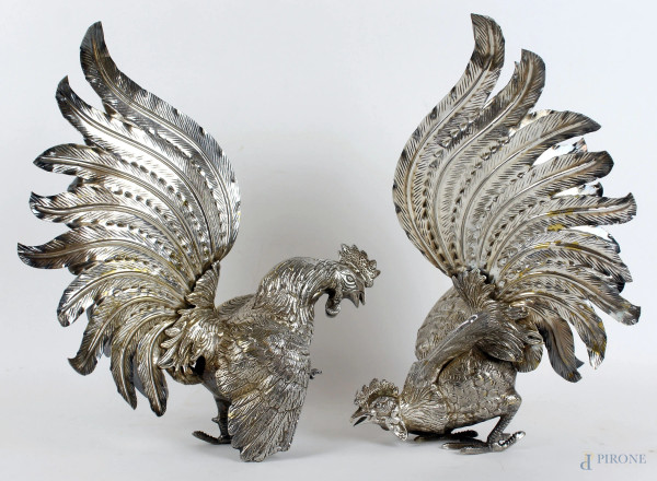 Lotta tra galli, coppia di sculture in metallo argentato, alt. cm 29