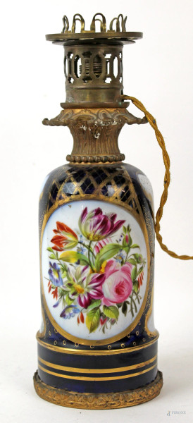 Vaso in porcellana policroma montato a lampada, decori floreali, cm h 35, prima metà XX secolo.