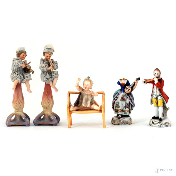 Lotto di cinque statuine in porcellana, XX secolo, altezza massima cm 14, (segni di usura, rotture, mancanze, difetti)