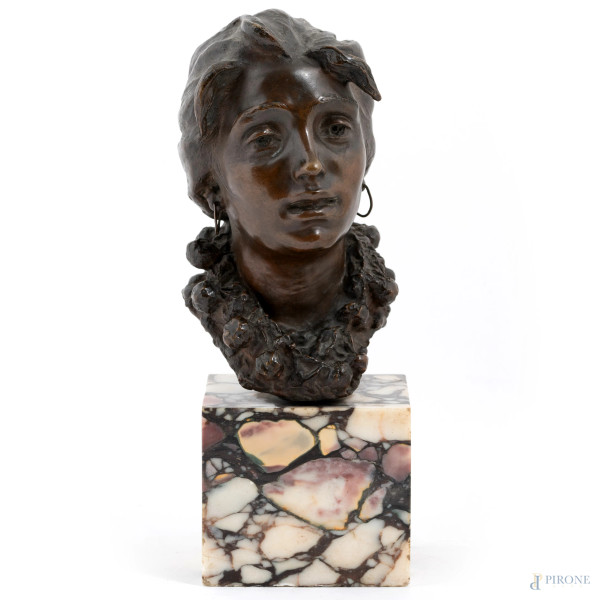 Guido Cacciapuoti (1892-1953), Giovane donna con orecchini, scultura in bronzo su base in marmo, altezza cm 24, (segni di usura, scalfiture alla base)