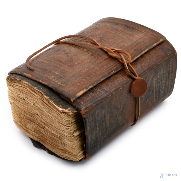 Antico Corano manoscritto con rilegatura in pelle, (segni di usura, strappi, mancanze, bruniture, gore, tracce di umidità)