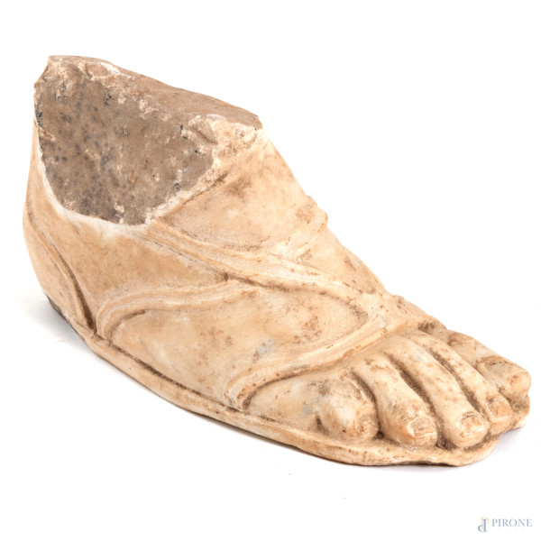 Frammento di piede in marmo, XX secolo, cm 13,5x25x10, (segni di usura, scalfiture, difetti)