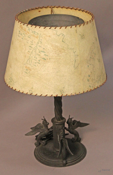 Lampada da tavolo in ferro battuto con tre grifoni laterali, primi &#39;900, H 61 cm.