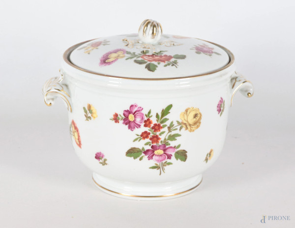 Chachepot in porcellana Richard Ginori a decori floreali, XX secolo, altezza cm 18, (lievi segni di usura)