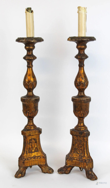 Coppia di candelieri montanti a luce elettrica in legno intagliato e dorato, XIX secolo, cm h 54, (difetti).