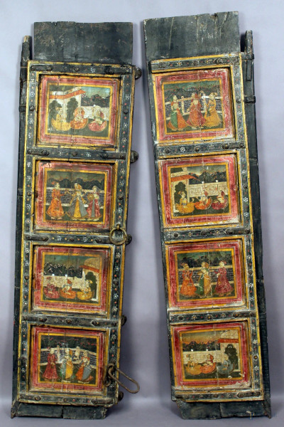 Porta a due ante in legno laccato e dipinto, parte frontale con otto ririserve raffiguranti scene di vita a corte, India XVIII secolo, altezza 151x84, (42 cm, ad anta).