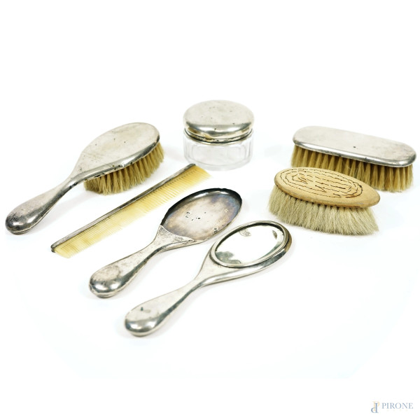 Set da toeletta in argento e metallo argentato, composto da tre spazzole, un pettine, uno specchio a mano ed un portacipria, lunghezza max cm 16.5, (difetti e mancanze)