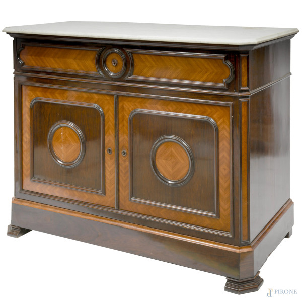 Credenza in satinwood e mogano con piano in marmo, a un cassetto e due sportelli, XX secolo, cm 98x130x57, (difetti)