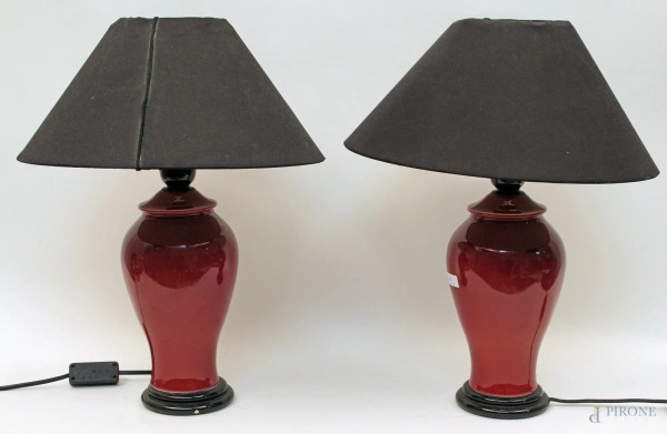 Coppia di lampade in maiolica bordeaux, XX sec., H 44 cm.