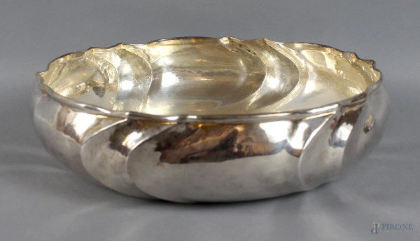Centrotavola di linea tonda in argento, diametro 27 cm, gr. 580.