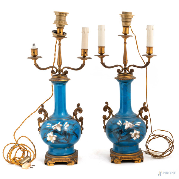 Lotto di due lampade da tavolo a tre luci in porcellana decorata a motivi floreali e metallo dorato, XX secolo, altezza cm 58, (segni di usura, difetti, da revisionare)