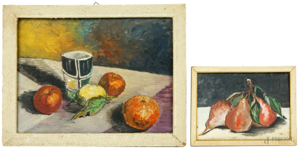 Lotto composto da due dipinti raffiguranti Nature morte, olio su cartone e tavoletta, cm 29,5x40 e cm 17,5x24, XX secolo, entro cornici