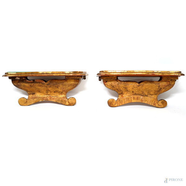 Coppia di mensole in legno intagliato e dorato, piano sagomato e struttura con decoro inciso, cm 16,5x40x16, (difetti)