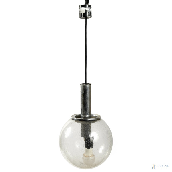 Lampadario in metallo cromato e diffusore in vetro, XX secolo, altezza cm 52 ca, (segni di usura, difetti, da revisionare)