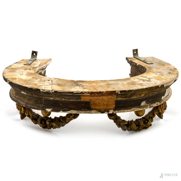 Elemento decorativo in legno intagliato e dipinto, XX secolo, cm 13x51x35, (segni di usura, scalfiture, difetti, rotture, mancanze, fori di tarlo)