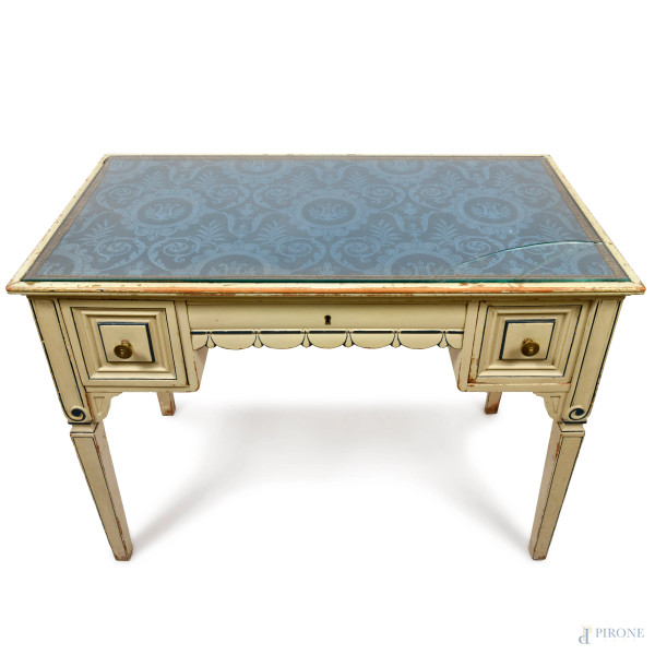 Lotto composto da: scrivania Ducrot in legno laccato e dipinto nei toni del panna e del blu. Piano rettangolare a vetro a protezione di tessuto ricamato nei toni del blu e dell'oro., cm 77x105,5x59,5; 2 sedie in legno laccato bianco e blu con sedute e schienali rivestito in tessuto panna a motivi floreali, cm 85x48x48,XIX-XX secolo, (difetti)