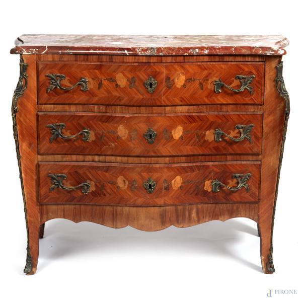Commode in legno impiallacciato e intarsiato in varie essenze con fronte mosso scandito da tre cassetti in colonna, piano in marmo ed inserti in bronzo, XX secolo, cm 81x103x47, (segni di usura, difetti, graffi, cadute di impiallacciatura)