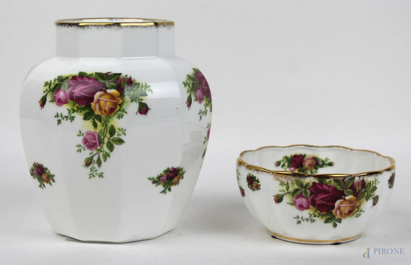 Lotto di un vaso ed un porta bon-bon in porcellana, decori policromi a motivi floreali, altezza max cm. 16,5, Royal Albert, Inghilterra, XX secolo.