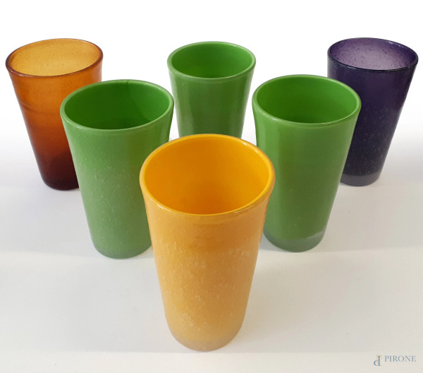 Bicchieri da bibita design Memento Glass, linea Monochrome, con decoro  Bally, in pregiato vetro pulegoso di Murano, ciascuno altezza cm 14, rari  di questa dimensione, lotto composto da 6 pezzi con colori