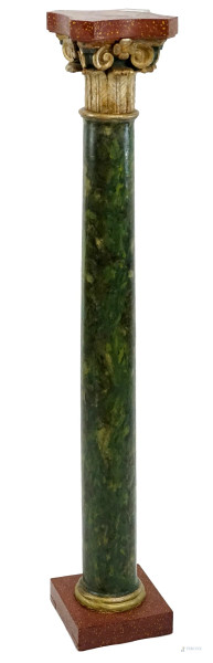 Colonna in legno laccato, inizi XX secolo, con fusto liscio dipinto a finto marmo verde delle Alpi, capitello intagliato e dorato sormontato da pianetto sagomato, cm h 135, (difetti).