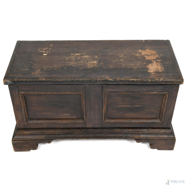 Piccola cassapanca in noce, XIX-XX secolo, cm 44,5x80x37, (segni di usura, scalfiture, fessurazio...