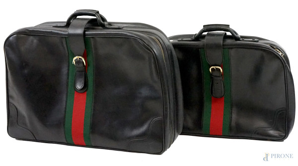 Gucci Boutique - Made in Italy, due valigie vintage in pelle nera con banda rosso e verde, cm 54x70x20 e cm 45x57x17, (segni di utilizzo)