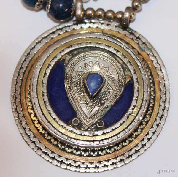 Collana in lapis con medaglione in argento, arte orientale