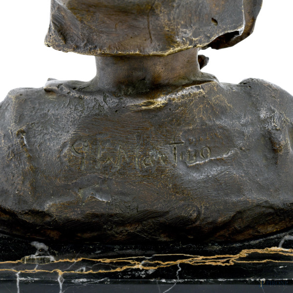 Scultura in bronzo con base in marmo raffigurante bambina con cappello, XX secolo, altezza cm 15