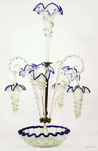 Epergne vittoriana in vetro con profili blu, calice centrale circondato da sei contenitori, base a forma di ciotola smerlata, Inghilterra, 1880 circa, altezza cm 62