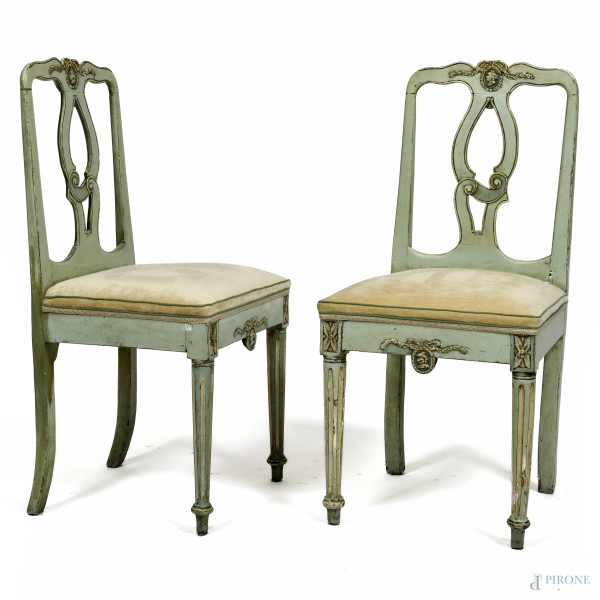 Coppia di sedie in legno intagliato e laccato con schienale caratterizzato da elemento a guisa di cammeo. Seduta imbottita e rivestita in tessuto bianco, XIX-XX secolo, cm 95x45x43, (segni di usura, scalfiture, graffi, difetti)