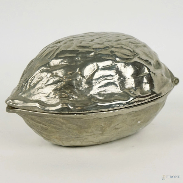 Schiaccianoci in metallo a forma di noce, cm h 8x13, XX secolo.