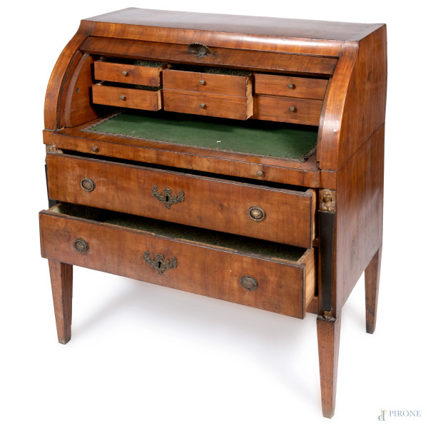 Bureau in noce con doppio cassetto affiancato da lesene con testa di sfinge. Vano a serranda cela...