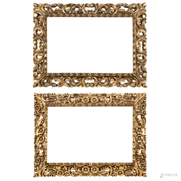 Lotto di due cornici in legno dorato e intagliato a volute e motivi floreali, XX secolo, cm 79x59, luce cm 58,5x38, (segni di usura, cadute di doratura, scalfiture, difetti)