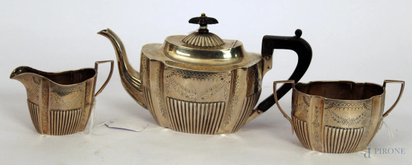 Servizio da caffè composto da una caffettiera, lattiera ed una zuccheriera a due manici in argento baccellato e cesellato, Inghilterra XX sec, gr. 454 cm, h. 12 cm