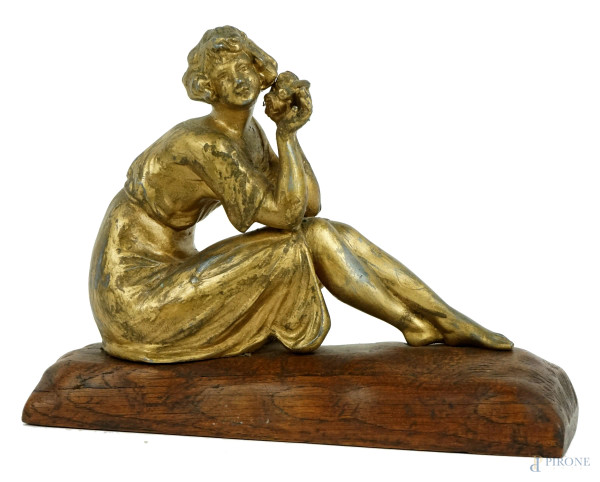 Fanciulla seduta, scultura in metallo dorato, cm 14, base in legno, XX secolo, (difetti).