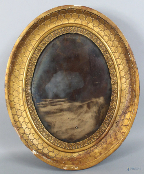 Cornice di linea ovale in legno dorato, misure ingombro 41x34, misure specchio cm. 30,5x22, XVIII secolo.