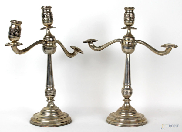 Coppia di candelabri in argento cesellato, altezza cm 31,5, XX secolo (difetti)